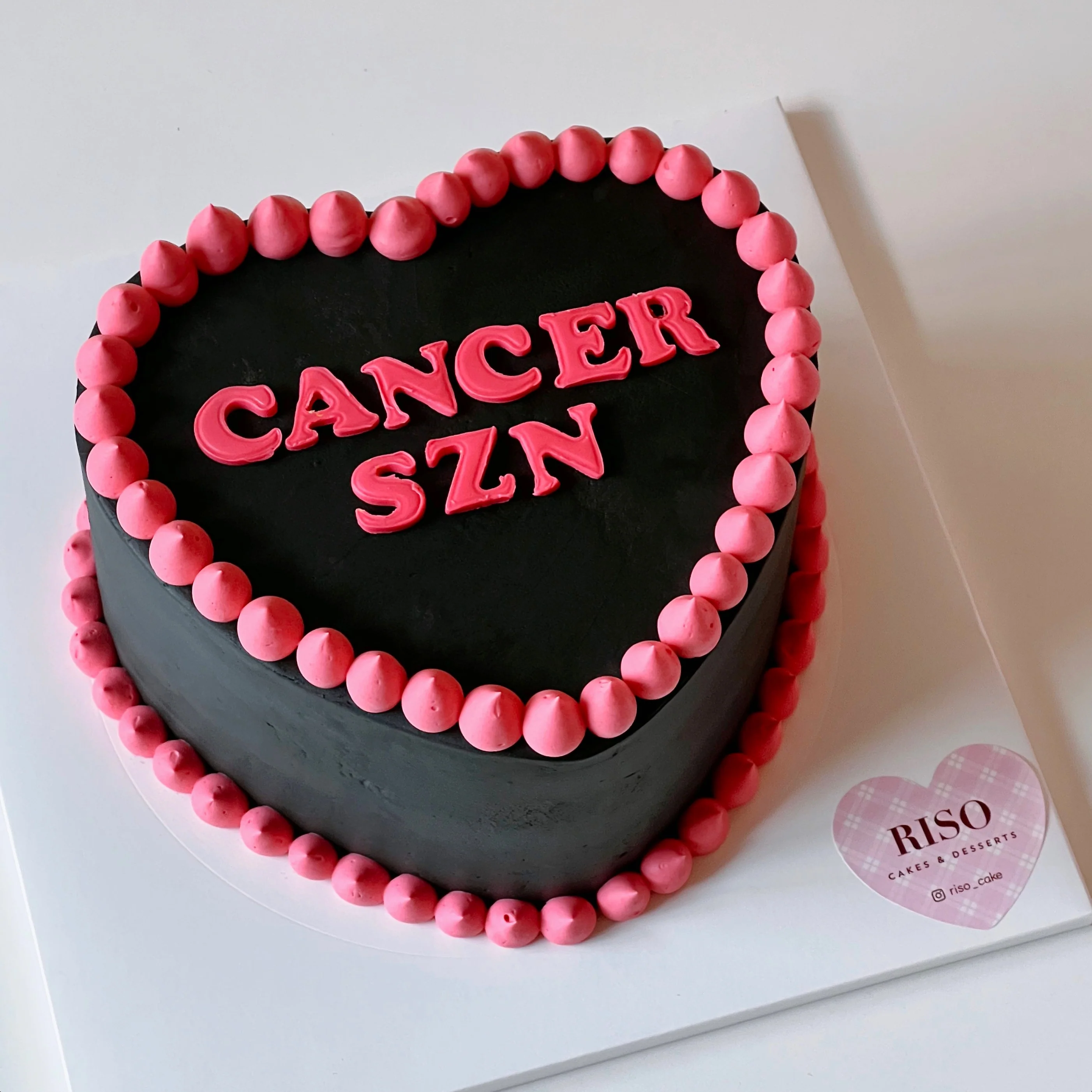 Simple Pom Pom Cake (Round/Heart) - Image 3