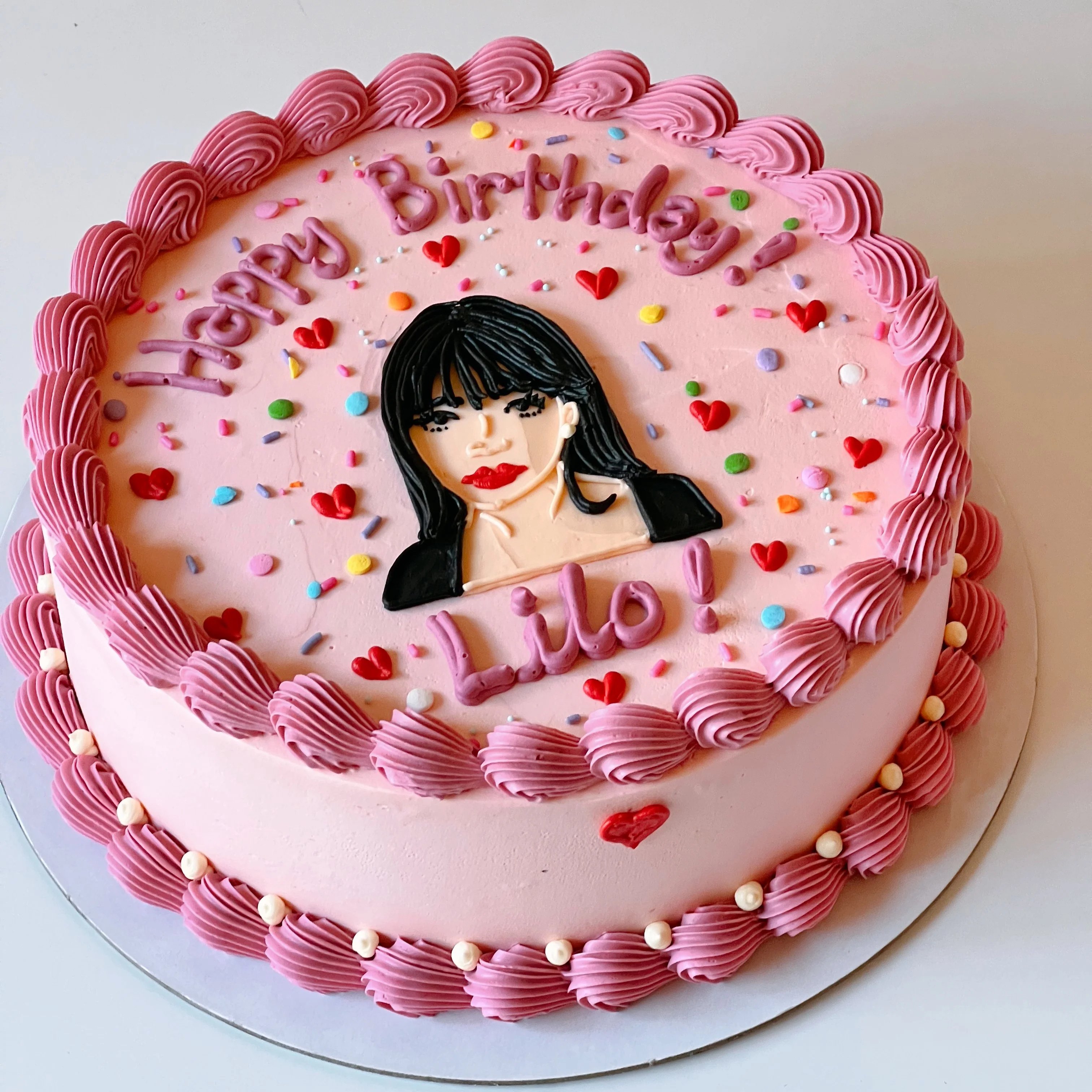 Shell Border Face Illustration Cake - Image 3