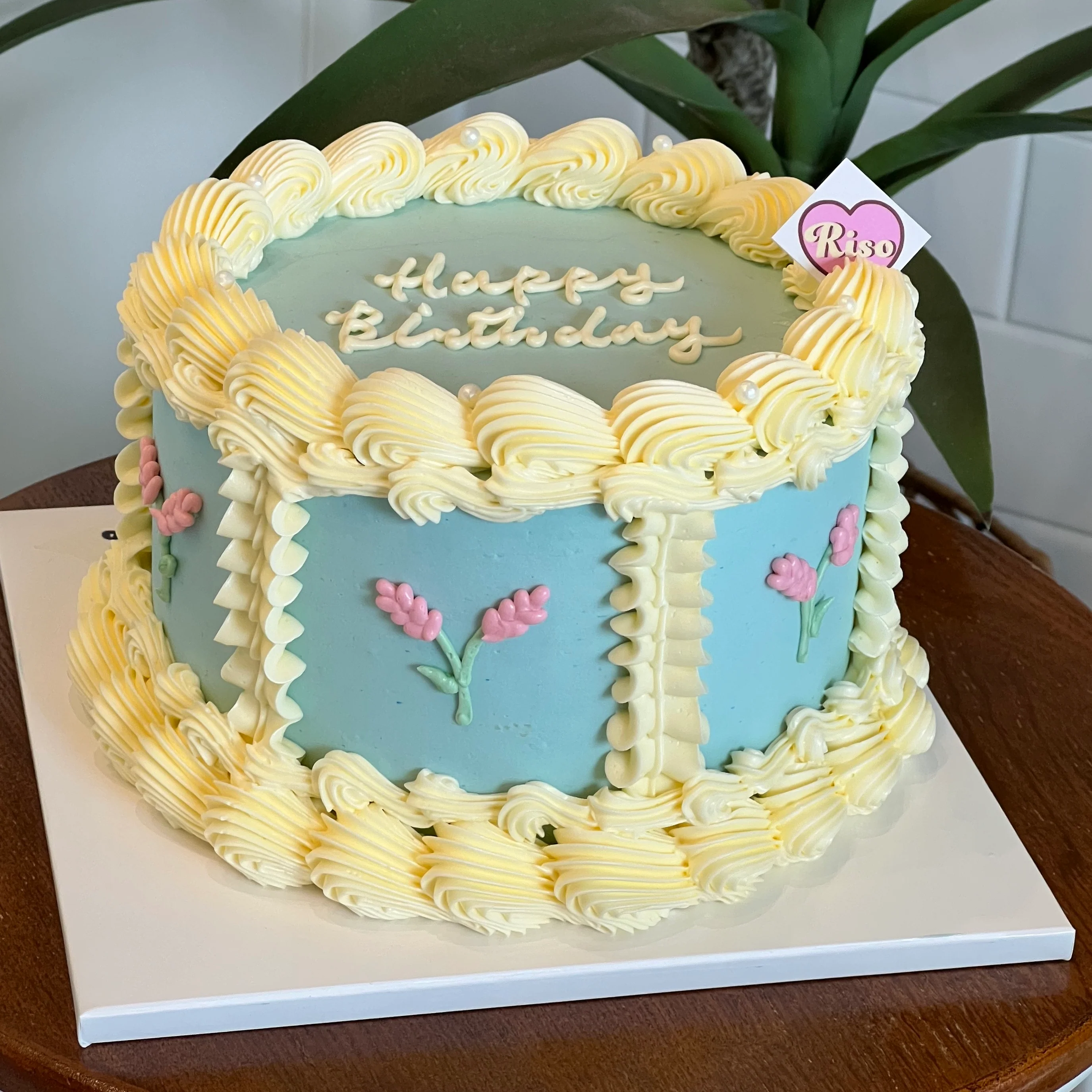 Royal Vintage Cake (Round/Heart) - Image 2