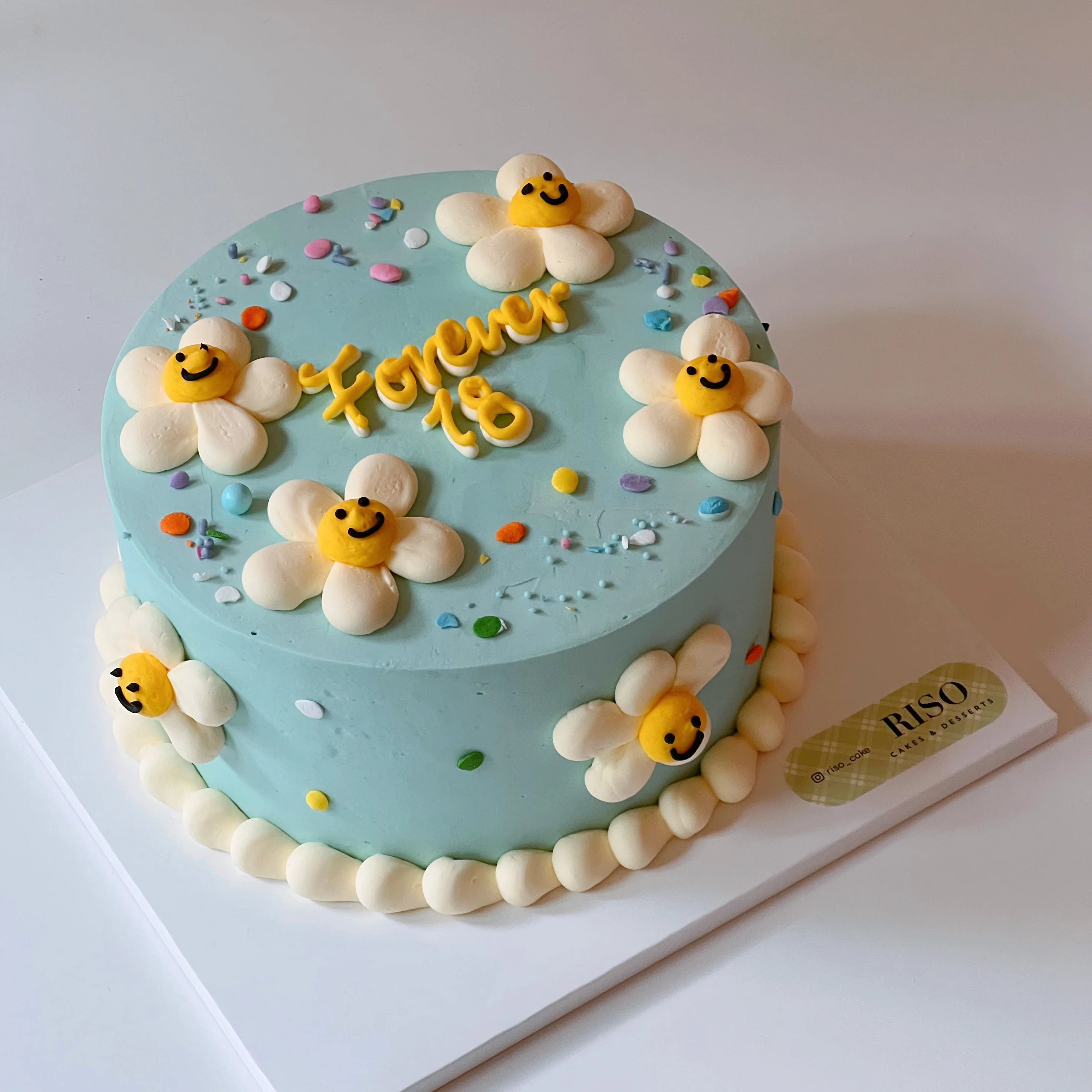 Smiley Daisy Cake - Image 3