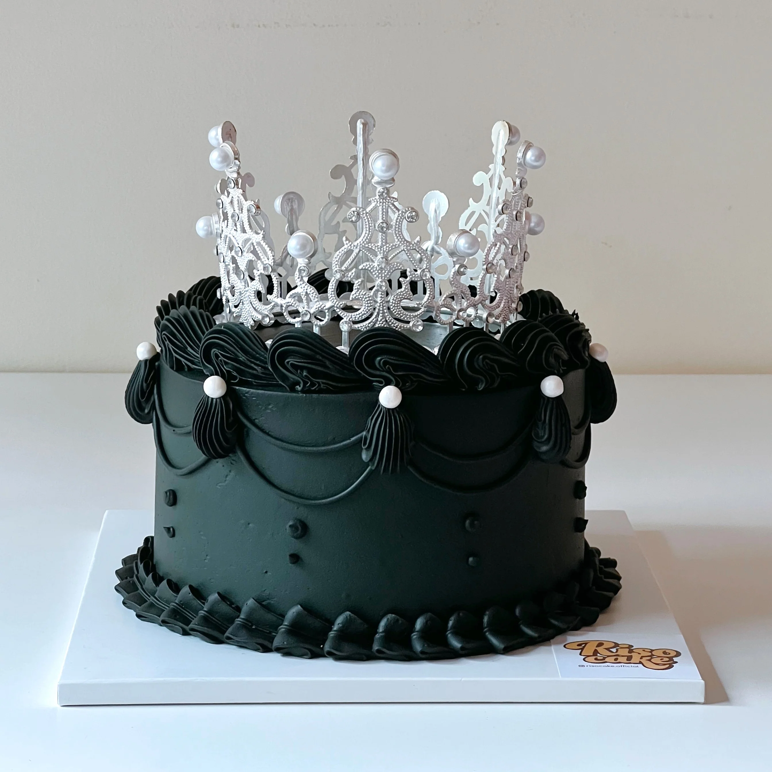 Vintage Tiara Cake - Image 4