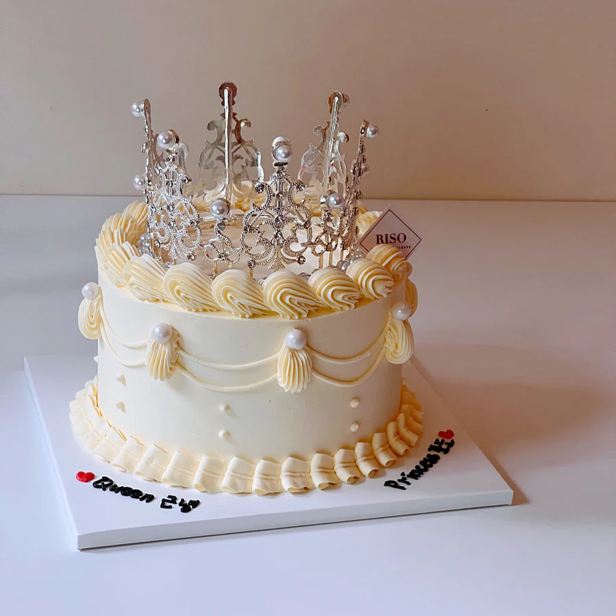 Vintage Tiara Cake - Image 5