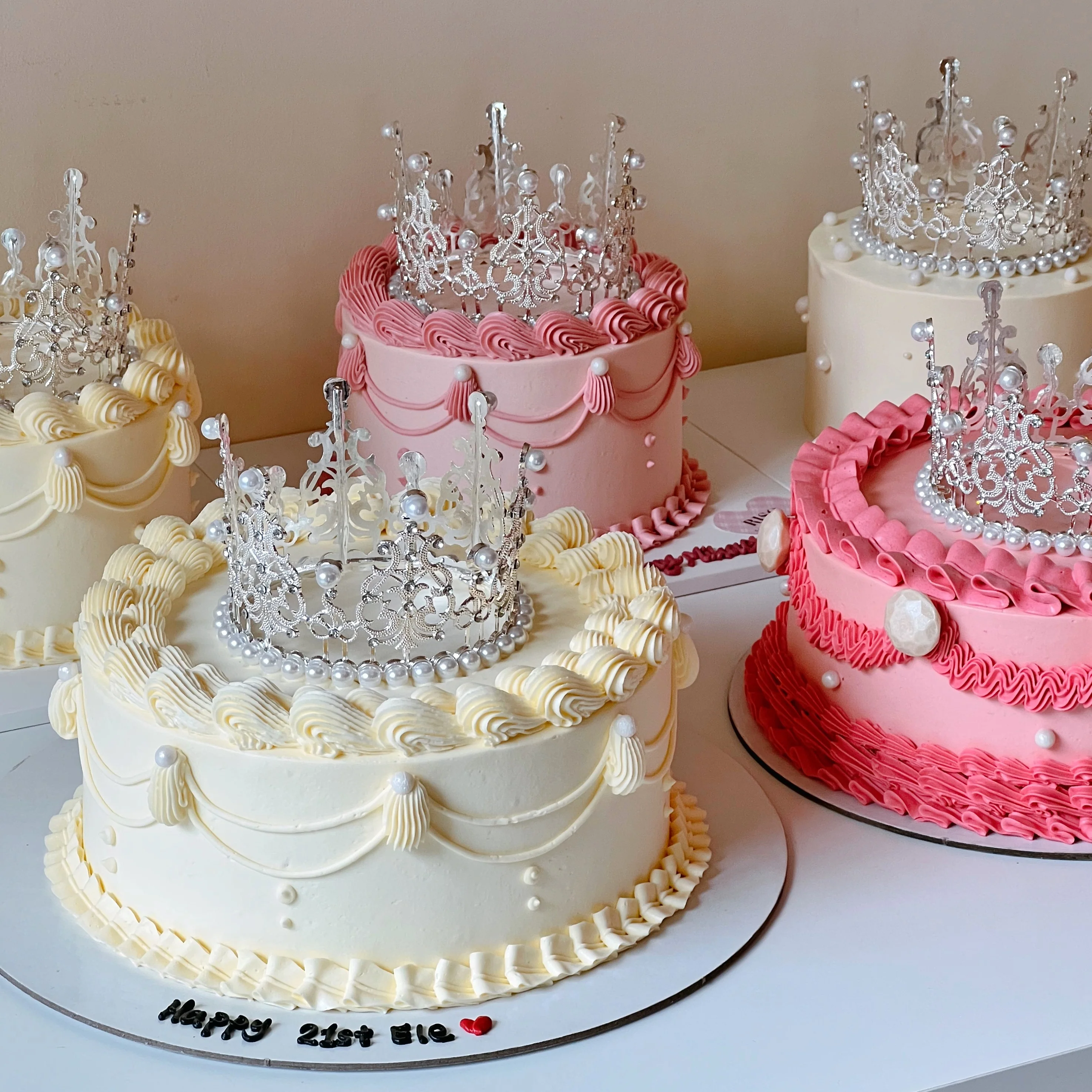 Vintage Tiara Cake - Image 7